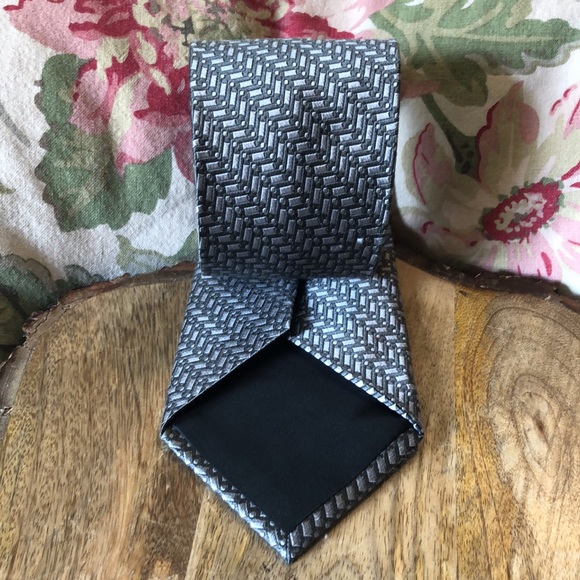 GEOFFREY BEENE 100% silk Grey Silver Textured “line” SafetyPin Pattern $129 NEW - Picture 15 of 16